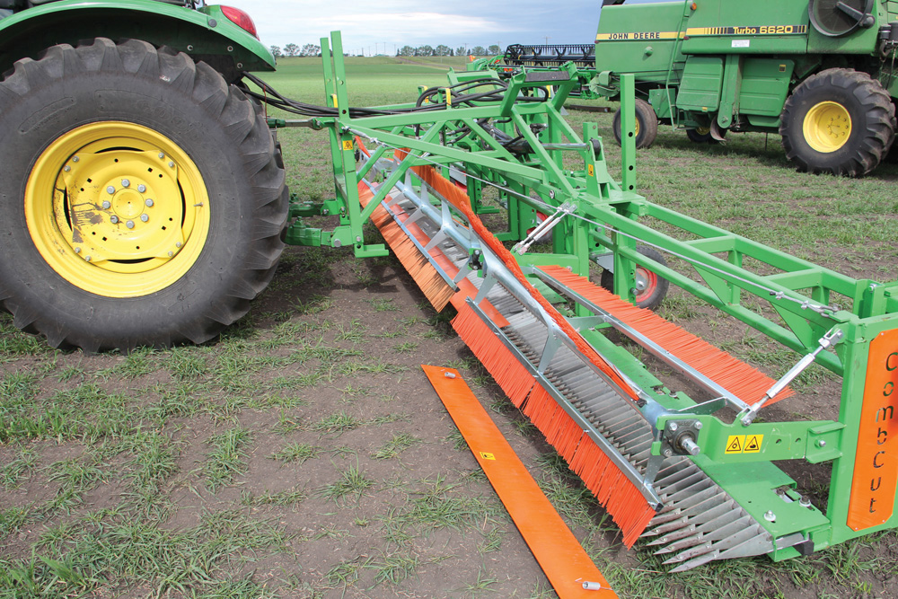 Cereal stems move unscathed through the CombCut’s comb-like knives, while broadleaf weed stems are cropped close to the ground.
