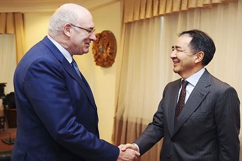 Kazakhstan’s Deputy Prime Minister Bakytzhan Sagintayev met April 14 with EU agriculture commissioner Phil Hogan. Government officials quoted Hogan as noting “wide prospects of co-operation in the agricultural sector.” (Government.kz)
