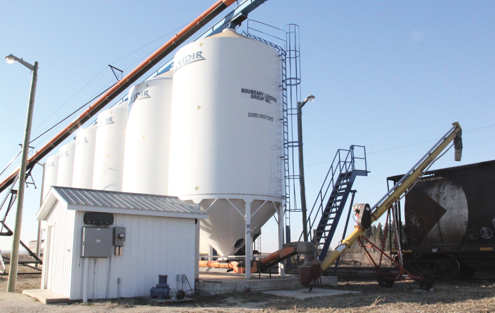 Boundary Loading Group’s producer car loading facility at Darlingford, Man., about 20 km west of Morden, loads 120-130 producer cars per year. (Manitoba Co-operator photo by Allan Dawson)
