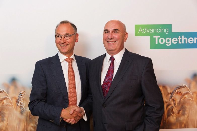 Bayer CEO Werner Baumann (l) and Monsanto CEO Hugh Grant on Wednesday announced plans for a friendly merger in which Bayer will buy all Monsanto stock for US$128 per share. (PRNewsFoto/Bayer)
