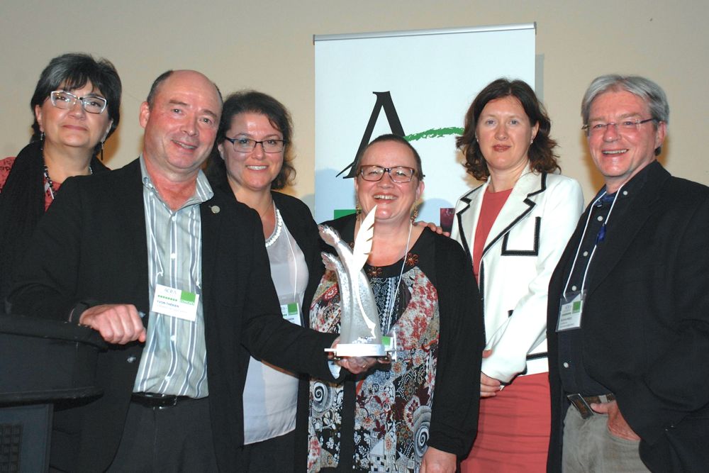 Staff of Le Bulletin were presented Oct. 7 with ACRA’s Prix Roger-Blais. From left are awards jury president Yolaine Villeneuve, public and corporate affairs director of the Conseil des industriels laitiers du Quebec (CILQ); Le Bulletin editor Yvon Therien; writers Celine Normandin and Marie-Josee Parent; associate editor Marie-Claude Poulin; and writer Nicolas Mesly. (LACRA.net)
