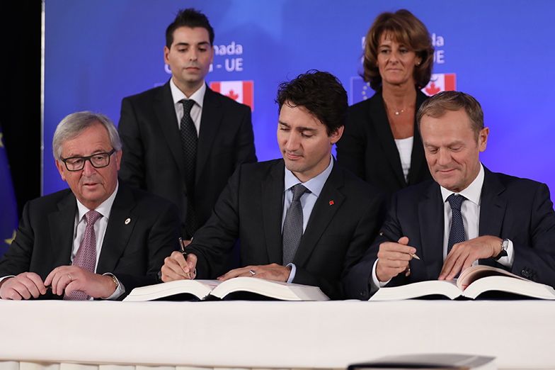 European Commission President Jean-Claude Juncker, Canada’s Prime Minister Justin Trudeau and European Council President Donald Tusk (front, l-r) sign CETA on Sunday in Brussels. (PM.gc.ca)
