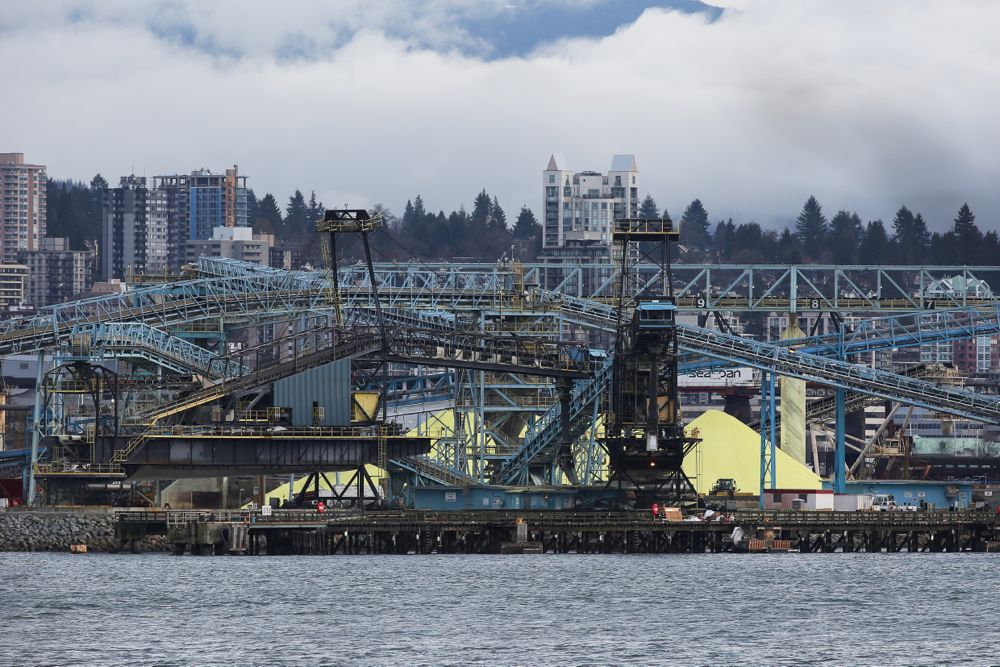 Sulphur piles in North Vancouver on Dec. 18, 2017. (Photo: Reuters/Ben Nelms)
