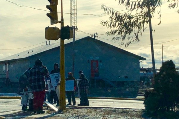 CN employees picket outside the company’s rail yard at North Battleford, Sask. on Nov. 25, 2019. (Canadian Cattlemen photo by Lisa Guenther)

