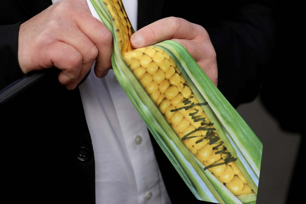 A guest looks at their corn cob-themed tie signed by U.S. President Donald Trump during a signing ceremony for the Canada-U.S.-Mexico Agreement (CUSMA) on the South Lawn of the White House in Washington on Jan. 29, 2020. (Photo: Reuters/Leah Millis)
