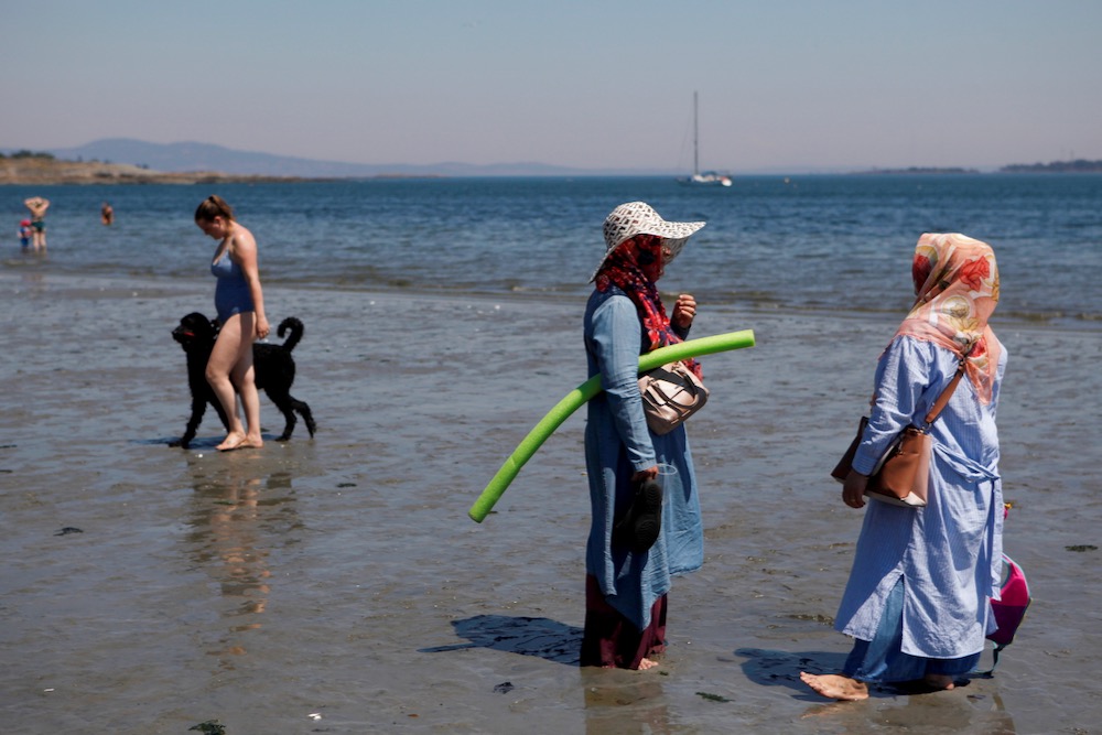 People under the ‘heat dome’ look for ways to cool off at Willows Beach at Victoria, B.C. on June 28, 2021. (Photo: Reuters/Chad Hipolito)
