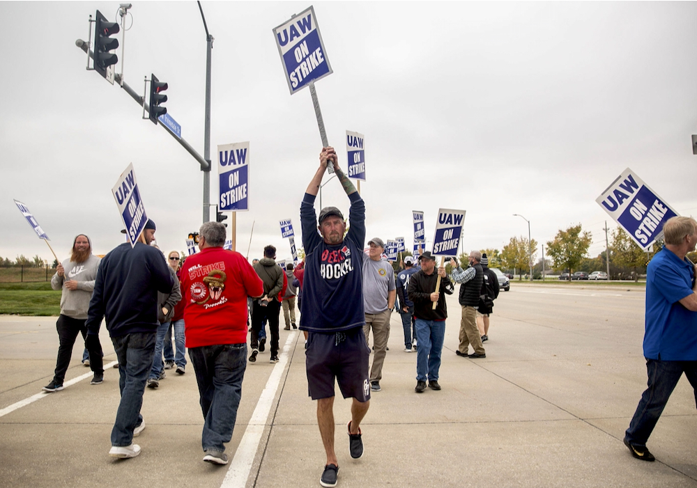 UAW picketers march across the street outside of Deere & Co., makers of John Deere products, in support of employees on strike on Oct. 20, 2021, in Ankeny.  Photo: USA TODAY NETWORK via Reuters Connect
