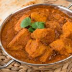 Indian pork curry with naan bread. (Paul_Brighton/iStock/Getty Images)