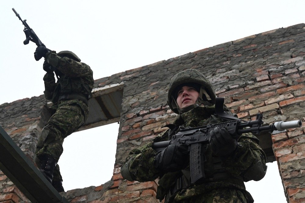 Russian service members take part in tactical exercises of an assault engineering unit at a training ground in Kamensk-Shakhtinsky in southwestern Russia’s Rostov region on Jan. 17, 2022. (Photo: Reuters/Sergey Pivovarov)
