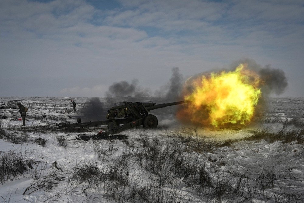 A Russian army service member fires a howitzer during drills at the Kuzminsky range in Russia’s southern Rostov region on Jan. 26, 2022. (Photo: Reuters/Sergey Pivovarov)

