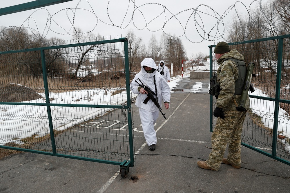 Members of the Ukrainian State Border Guard Service keep watch at the Kliusy checkpoint near the frontier with Russia in Ukraine’s Chernihiv region on Feb. 16, 2022. (Photo: Reuters/Valentyn Ogirenko)
