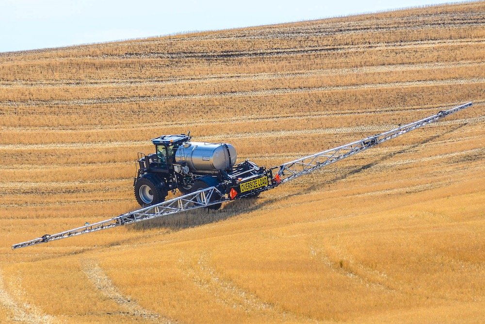 Specialty Enterprises’ AG TRK430 132-foot Millennium spray boom in operation. (Specialtyllc.net)
