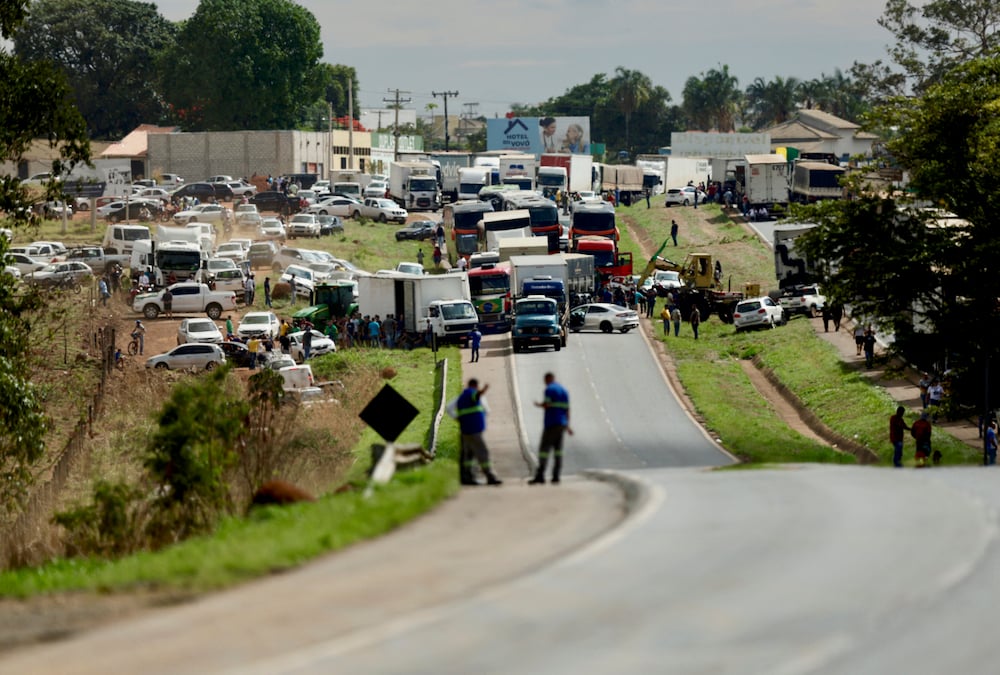 Supporters of Brazil’s President Jair Bolsonaro block highway BR-060, during a protest against President-elect Luiz Inacio Lula da Silva who won a third term following the presidential election run-off, in Abadiania, Brazil, October 31, 2022.  Photo: Reuters/Ueslei Marcelino
