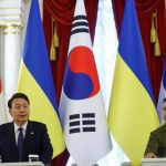 Ukraine’s President Volodymyr Zelenskyy (r) and South Korean President Yoon Suk Yeol attend a joint statement in Kyiv on July 15, 2023. Photo: Reuters/Valentyn Ogirenko