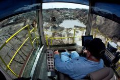 FILE PHOTO: A dragline operator moves around phosphate rocks while mining at Mosaic&#8217;s South Fort Meade Mine in Fort Meade, Florida January 13, 2010./File Photo
