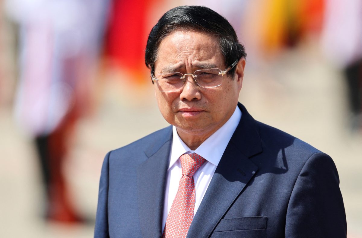 Vietnamese Prime Minister Pham Minh Chinh waits for Chinese President Xi Jinping to arrive before his departure, following his visit to Hanoi at Noi Bai International Airport in Vietnam, April 15, 2025. Photo: REUTERS/Athit Perawongmetha/Pool
