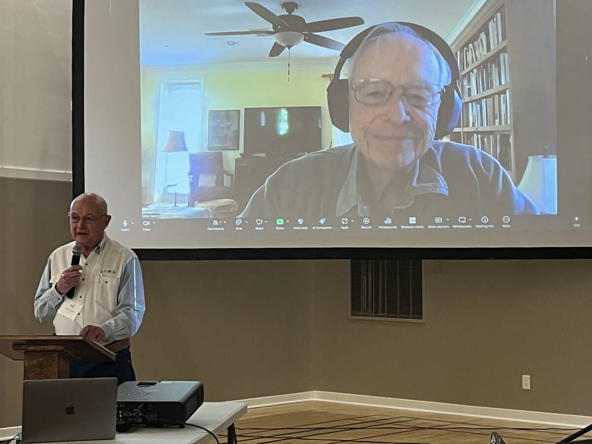 Blake Holtman, left, chats with Allan Savory, at the recent Holistic Management Conference in Taber, Alta. Photo: Greg Price